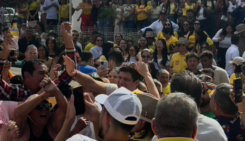 João Campos é recebido em caminhada na feira de Ouricuri durante agenda no Sertão