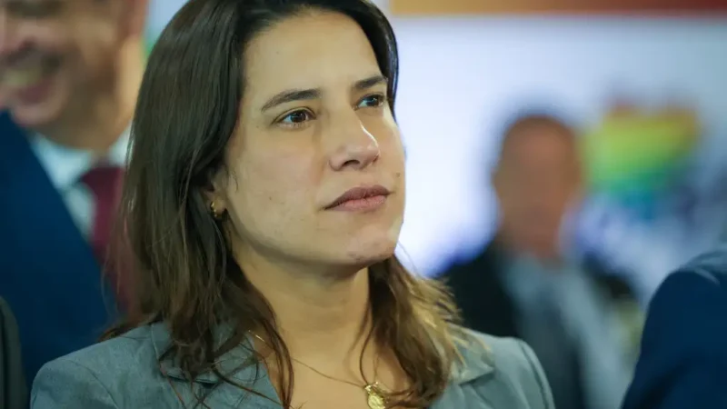 Avião anunciado para transporte de pacientes serviu a agendas de Raquel Lyra