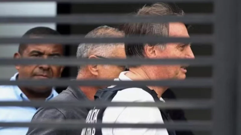Moraes dá 48h para PGR se manifestar sobre prisão domiciliar de Bolsonaro