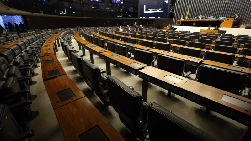 Denúncias de assédio levam deputado a pedir câmeras em elevadores do Congresso