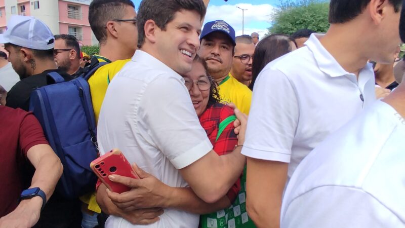 O ex-prefeito de Ouricuri, Ricardo Ramos, faz caminhada ao lado do pré-candidato ao governo de Pernambuco, João Campos, na feira-livre