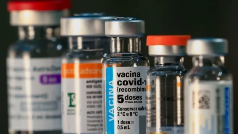 Vacina da covid reduz risco de infarto e AVC em idosos, aponta estudo