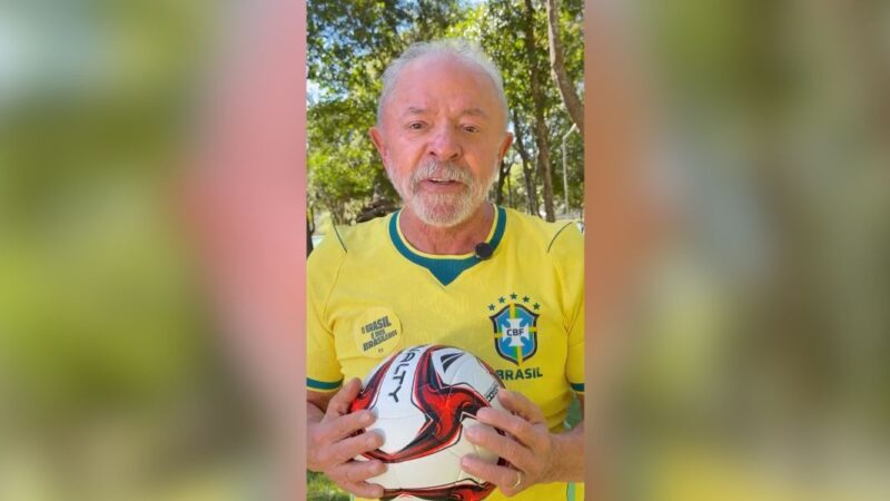 Vestido com a camisa da Seleção, Lula deseja boa sorte ao Brasil na Copa: “Torcendo por vocês”