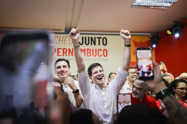 Em ato com mensagem de Lula, João Campos mobiliza 20 mil pessoas, diz organização