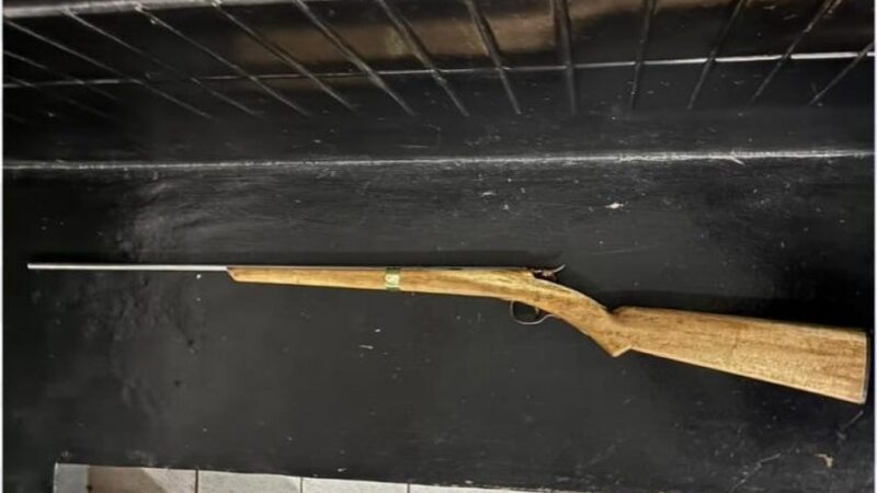 Indivíduo é conduzido à delegacia após Polícia Militar apreender arma de fogo durante evento junino em Ipubi