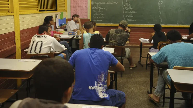 Ensino médio da rede pública tem queda de 62% na reprovação