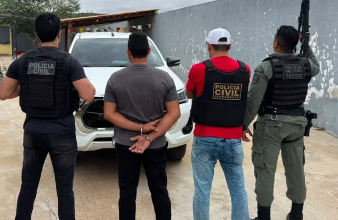 Receptor é preso em Ouricuri com veículo roubado em Petrolina, durante operação do DENARC