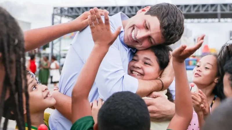 João Campos promete colônia de férias gratuita para 1,6 milhão de estudantes