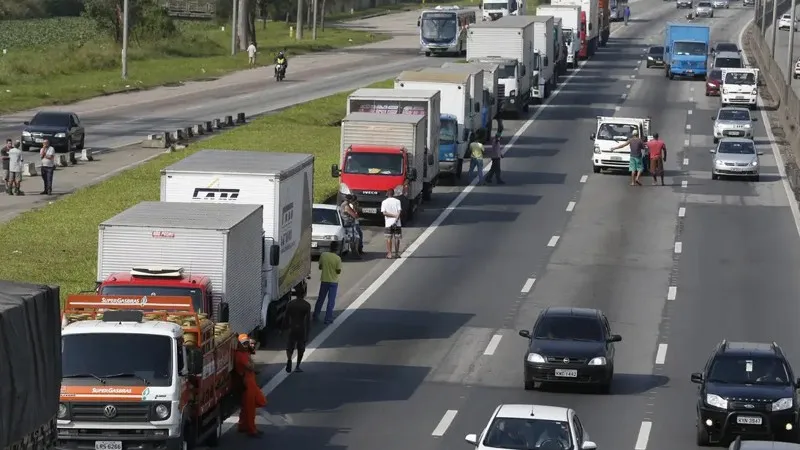 Projeto de lei propõe piso salarial de R$ 5 mil para caminhoneiros de longa distância
