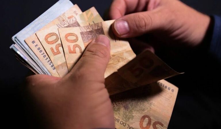Governo federal prepara aumento do salário mínimo para R$ 2.020,00