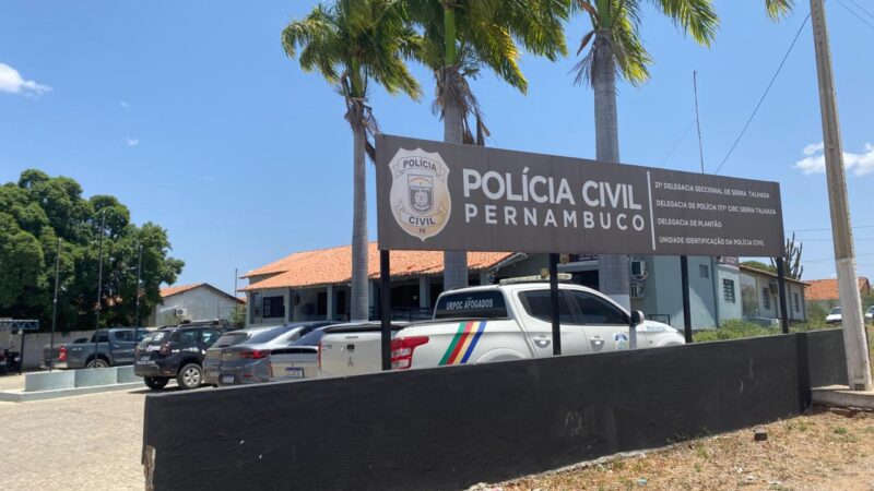 Mulher enfrenta policiais dentro da Delegacia de Serra Talhada durante caso de tráfico de drogas