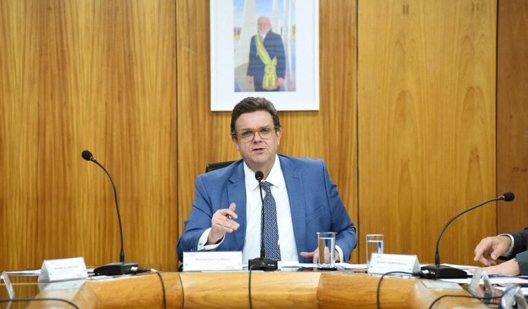 Ministro da Previdência vai propor corte de juros do consignado a aposentados do INSS em reunião