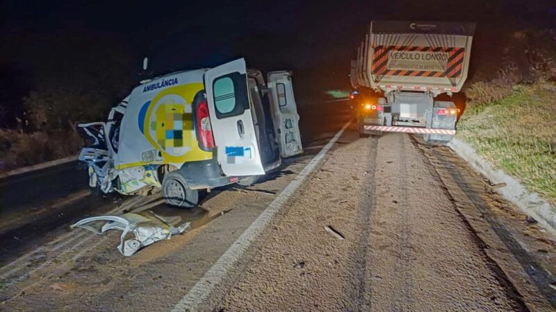 Três pessoas morrem após ambulância colidir com bitrem