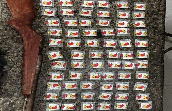 PM prende dupla com 92 papelotes de cocaína e arma