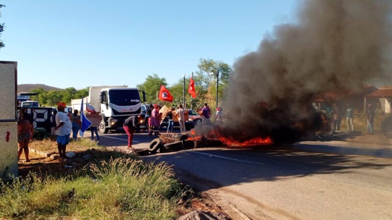 MST bloqueia BR-316 no Distrito de Santa Rita, em Ouricuri, durante protesto por ações do Incra
