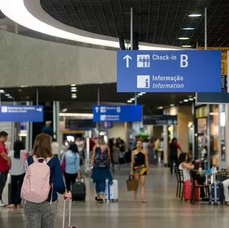 Aposentados do INSS poderão ganhar passagens aéreas gratuitas; entenda quem será beneficiado