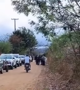 Moradores de Nascente interditam principal via em protesto por asfalto em Araripina