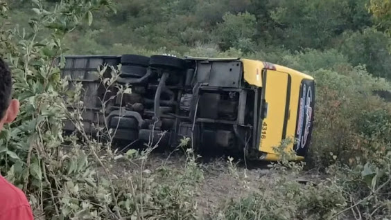 Ônibus com romeiros tomba e deixa mortos e feridos no interior do CE