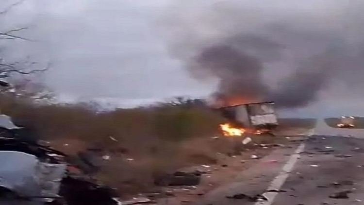 Grave acidente entre van de saúde e caminhão deixa ao menos sete mortos na PE-360, em Floresta