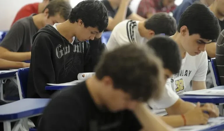 Cursinhos populares ampliam acesso ao Enem e à universidade pública