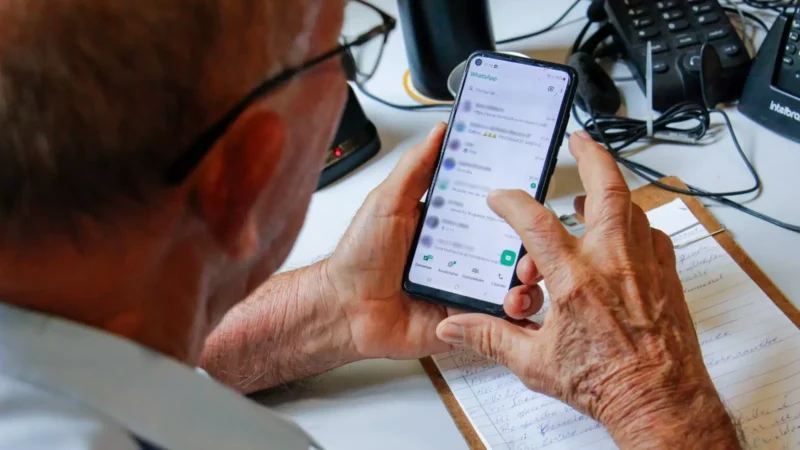 Projeto cria programa para ensinar idosos a usar tecnologia e evitar golpes digitais