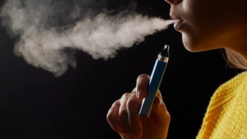 Projeto pode proibir venda de vape e cigarro para brasileiros nascidos a partir de 2009