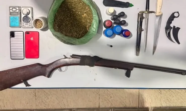 POLÍCIA MILITAR APREENDE DROGAS, ARMA ARTESANAL E MATERIAIS PARA RECARGA DE MUNIÇÃO EM AFRÂNIO