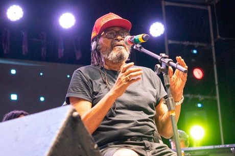 Cantor Edson Gomes é internado em UTI após show na Bahia