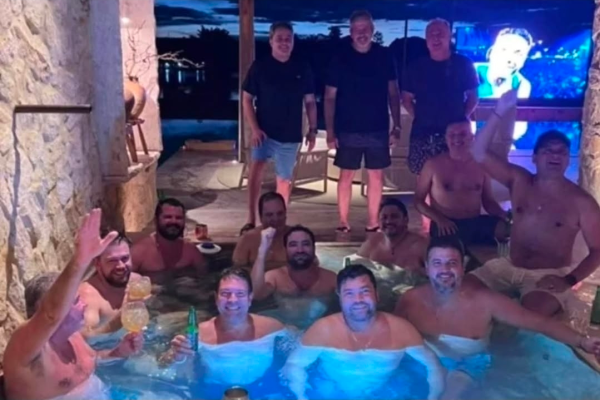 PF encontra foto de parlamentares em piscina com investigados por fraudes no INSS