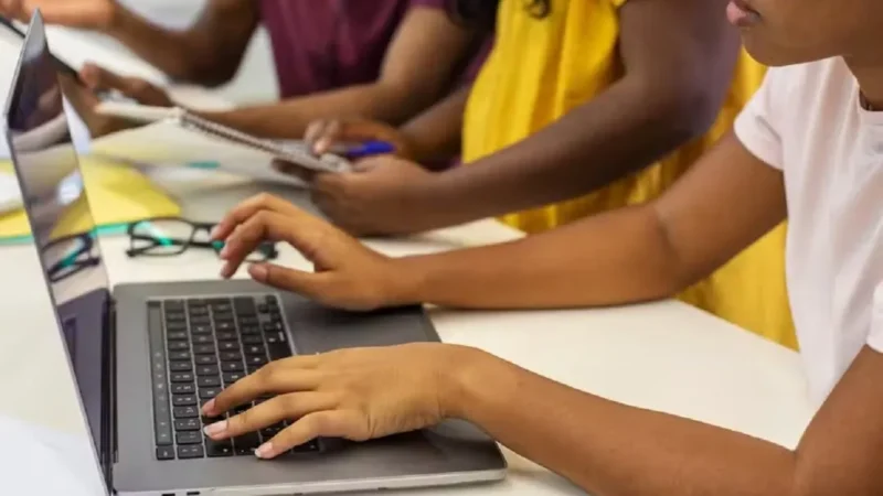 Quase metade dos estudantes brasileiros usa IA para estudar, aponta Pisa 2025