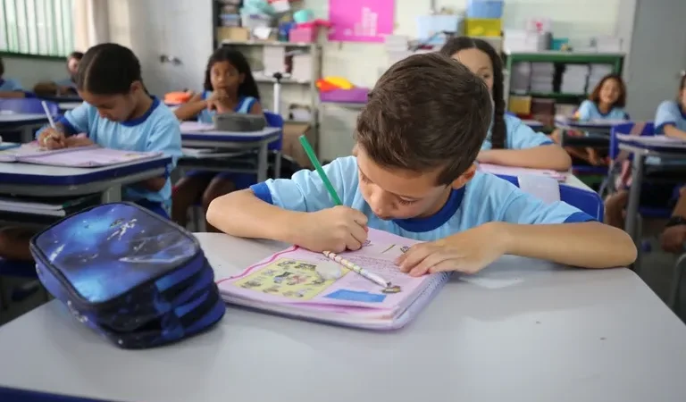 Dia Mundial da Alfabetização é celebrado nesta terça-feira (8), direito fundamental e deve ser garantida em todas as idades