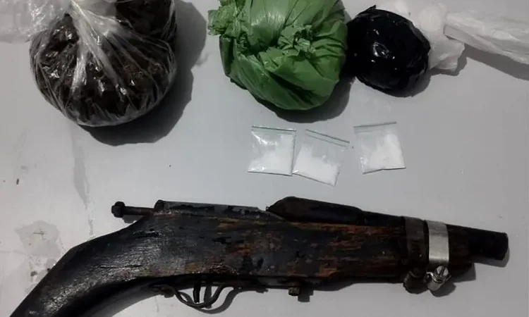 PM APREENDE ARMA DE FOGO E MAIS DE 1 KG DE DROGAS EM PETROLINA