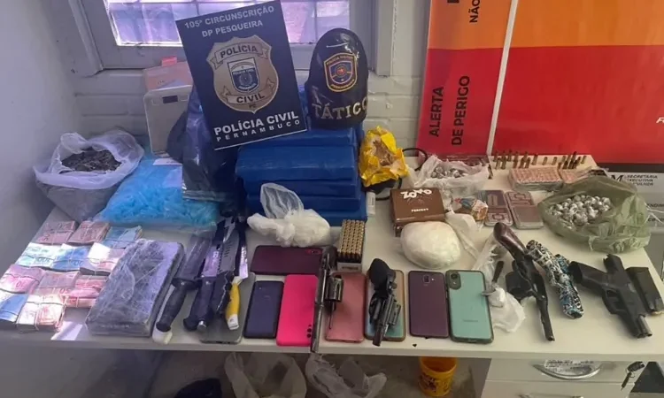 OPERAÇÃO DIA D: PM E POLÍCIA CIVIL APREENDEM ARMAS, DROGAS E MAIS DE R$ 11 MIL EM PESQUEIRA