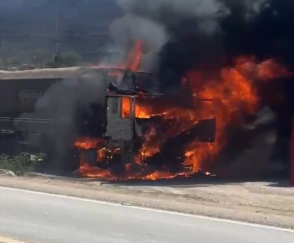 Carreta bitrem pega fogo em frente ao Parque de Exposições de Salgueiro