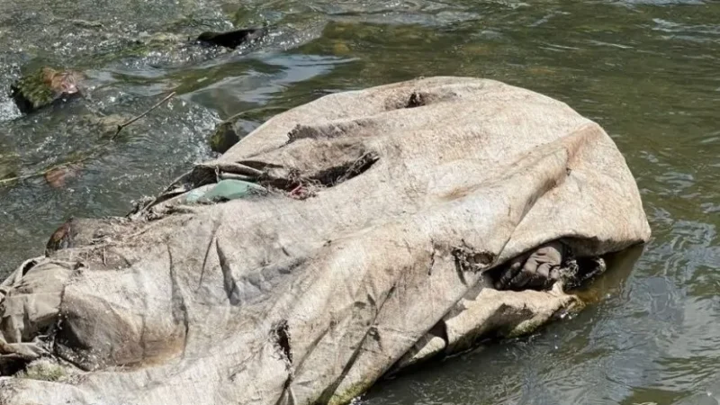 HOMEM É ENCONTRADO MORTO DENTRO DE RIO ENROLADO NUMA LONA, EM VITÓRIA DE SANTO ANTÃO/PE