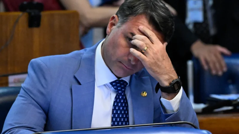 Dossiê de ex-sócio revela rede de favores, prostituição, orgias, mimos de luxo e pressões contra Flávio Bolsonaro