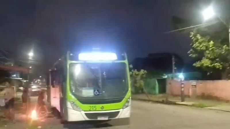 Ônibus é alvo de tiros e incêndio após motorista ser feito refém