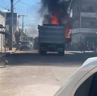 Caminhão-caçamba é destruído por incêndio em via pública de Trindade, no Sertão de Pernambuco