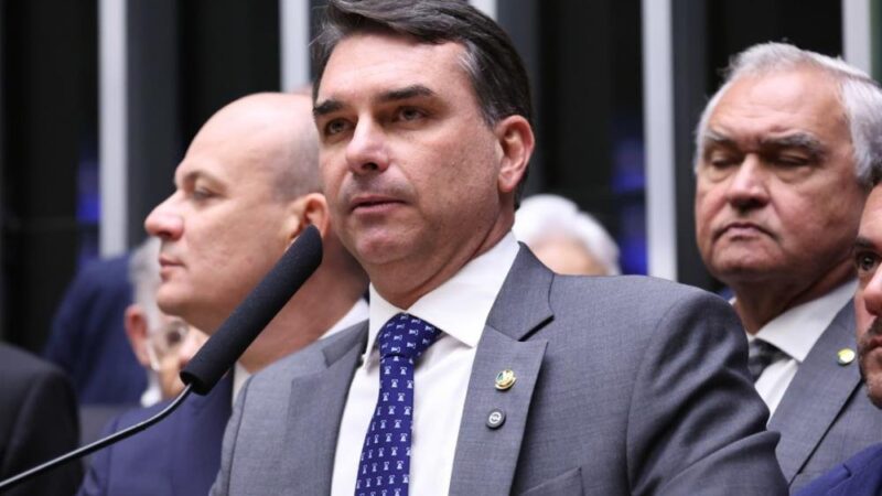 Flávio Bolsonaro é alvo de investigação da PF sobre financiamento do filme ‘Dark Horse’