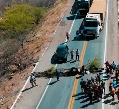 Manifestantes bloqueiam Trevo de Ibó cobrando agilidade do DNIT para conclusão de desvio após interdição de ponte na BR-428
