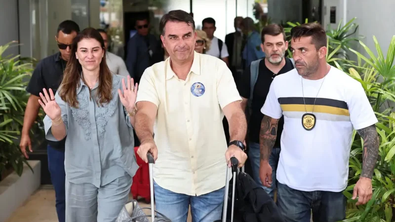 Após derrota eleitoral, Flávio Bolsonaro embarca em voo para os EUA