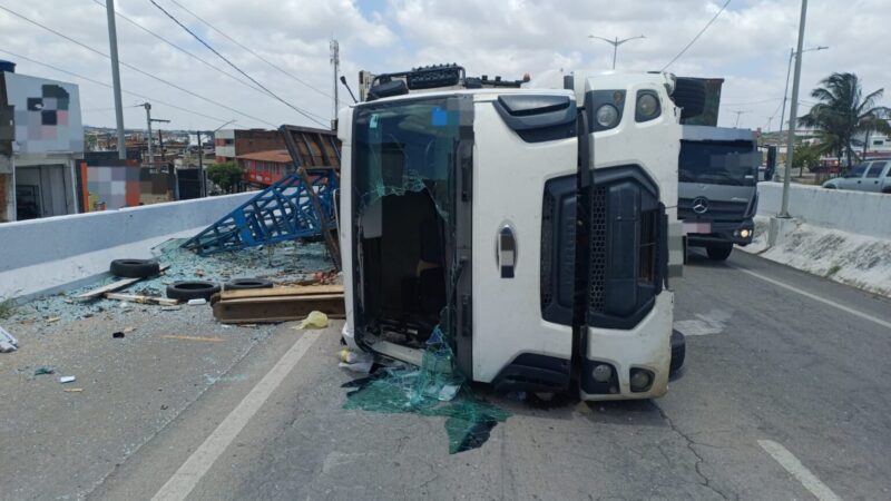 Caminhão carregado de vidro tomba sobre viaduto na BR-104