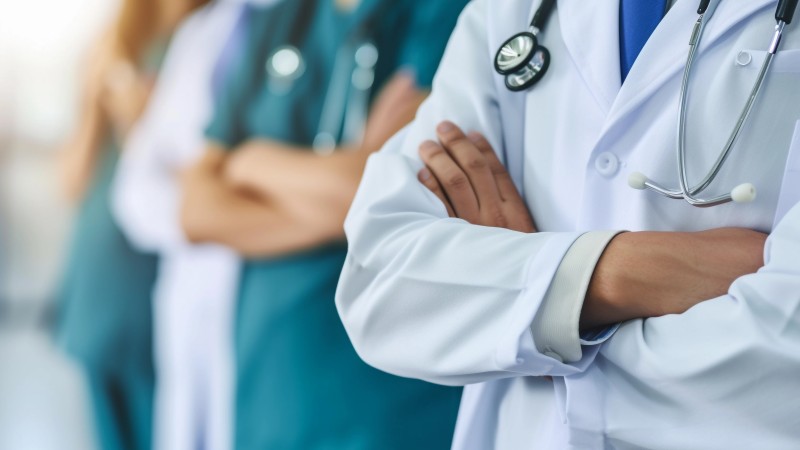 Projeto de lei amplia proteção a médicos contra atrasos salariais