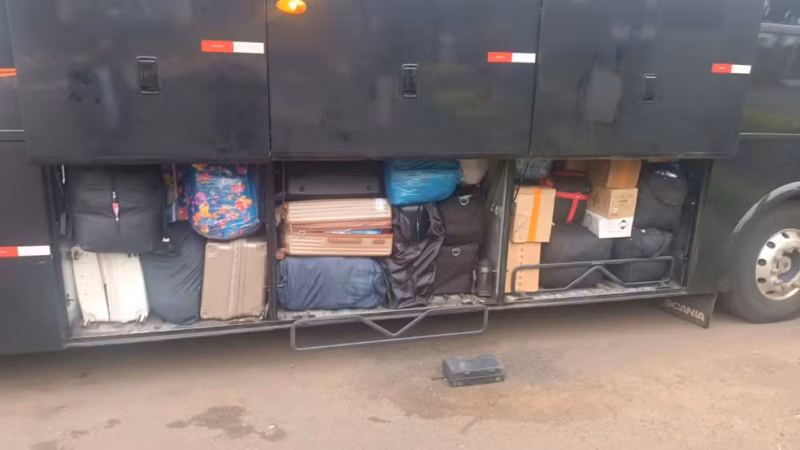 Policiais do 7º BPM apreendem mais de 21 kg de drogas em ônibus de turismo em Santa Cruz