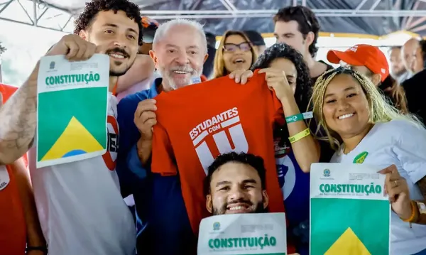 Lula anuncia Pé-de-Meia de R$ 700 para universitários em eventual novo mandato