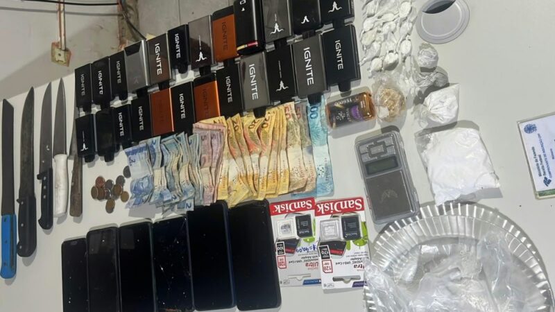 Ação conjunta da Polícia Civil e Militar prende três pessoas e apreende drogas, celulares, facas e cigarros eletrônicos em Parnamirim