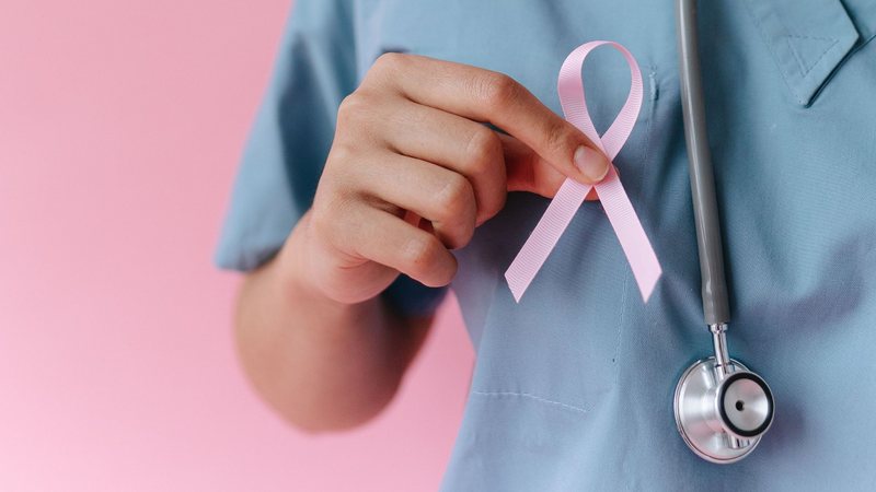 Por que “outubro rosa”? Entenda o significado e importância da campanha