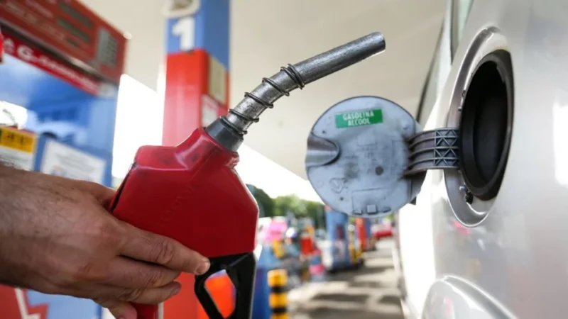 Gasolina, diesel e gás de cozinha terão novo aumento de imposto em 2027; veja